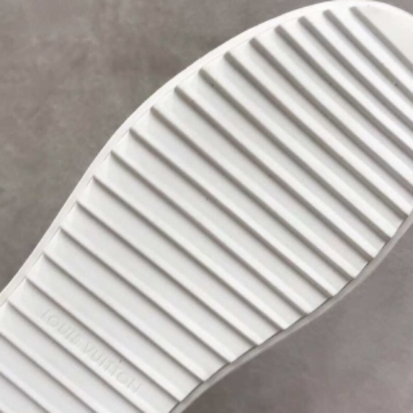 Athletic_Shoes